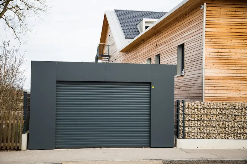Garage mit anthrazitfarbenem Rolltor