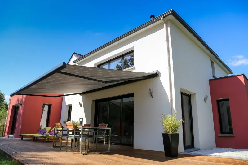 Terrassenmarkise an einem modernen Wohnhaus