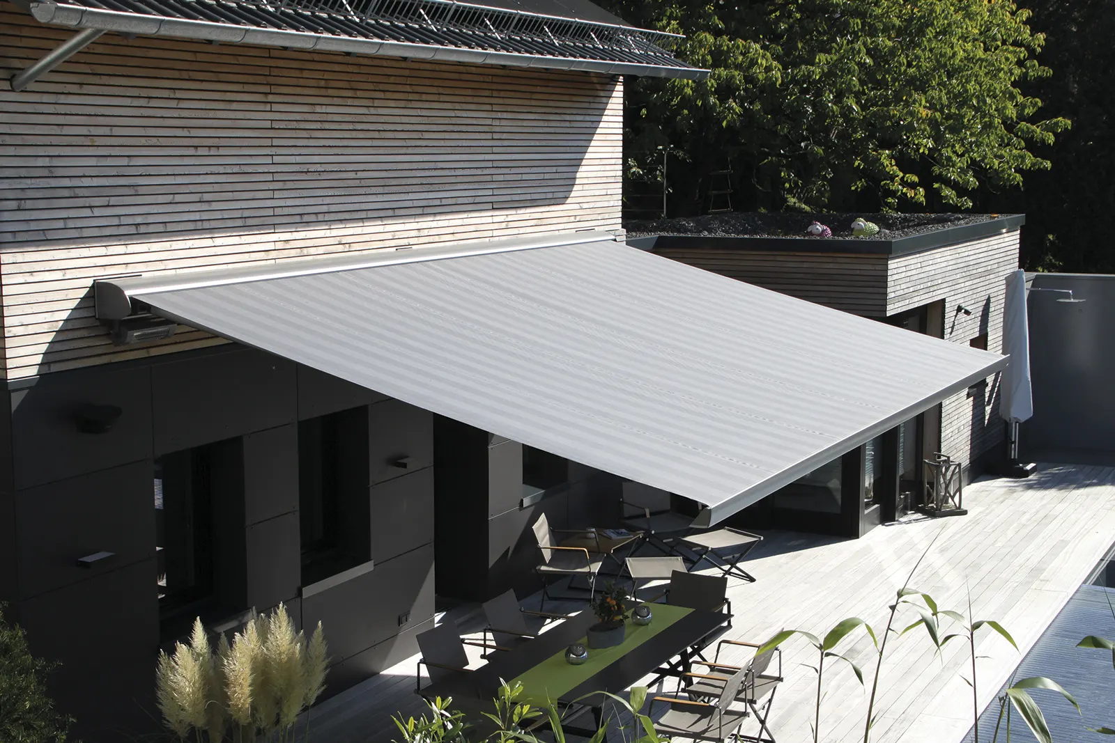 Terrassenmarkise an einem modernen Wohnhaus